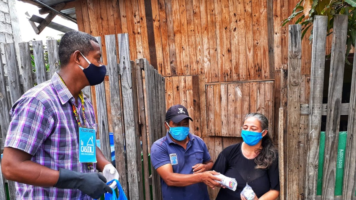 Los voluntarios acudieron a la cooperativa La Carolina a entregar víveres.