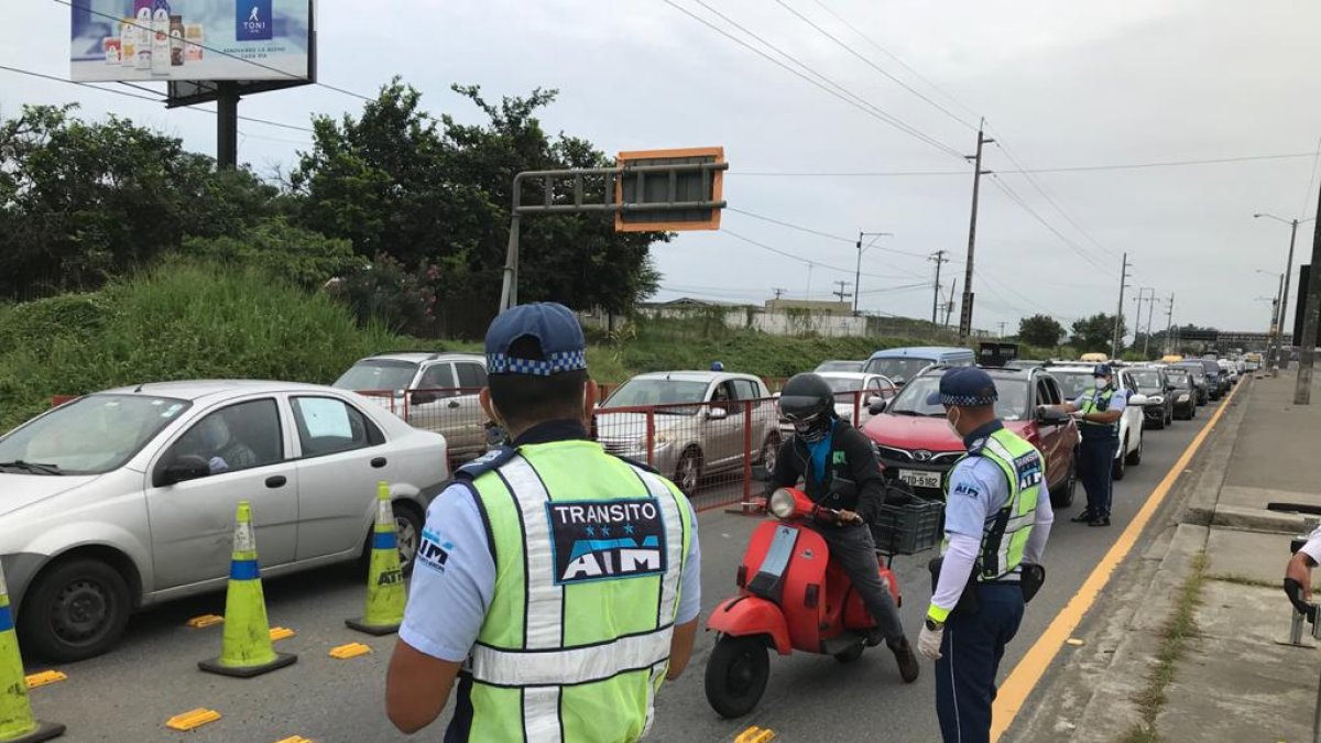 Operativo de control en el puente que conecta a Guayaquil con Daule.