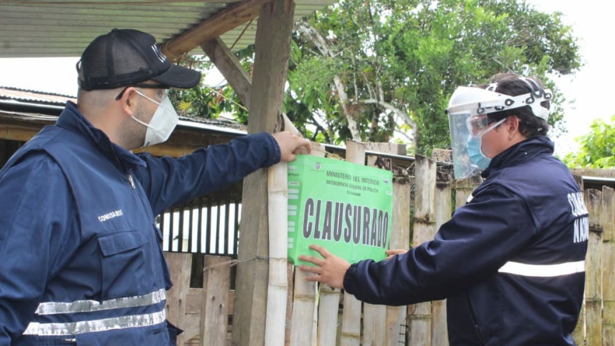 Comisarios de la Intendencia  y el Municipio colocaron sellos de calsura a una gallera que atendió el fin de semana en una zona rural de Chone.