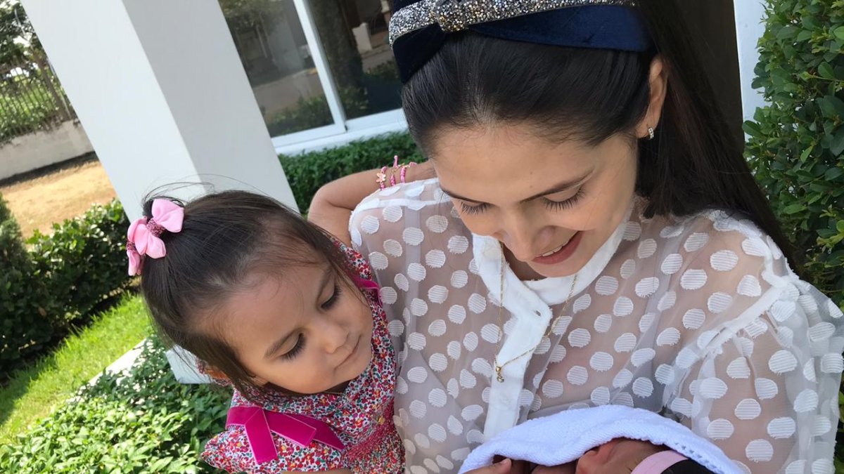 La bebé Constanza, junto a su mamá y su hermana, en el mismo lugar donde nació días antes.