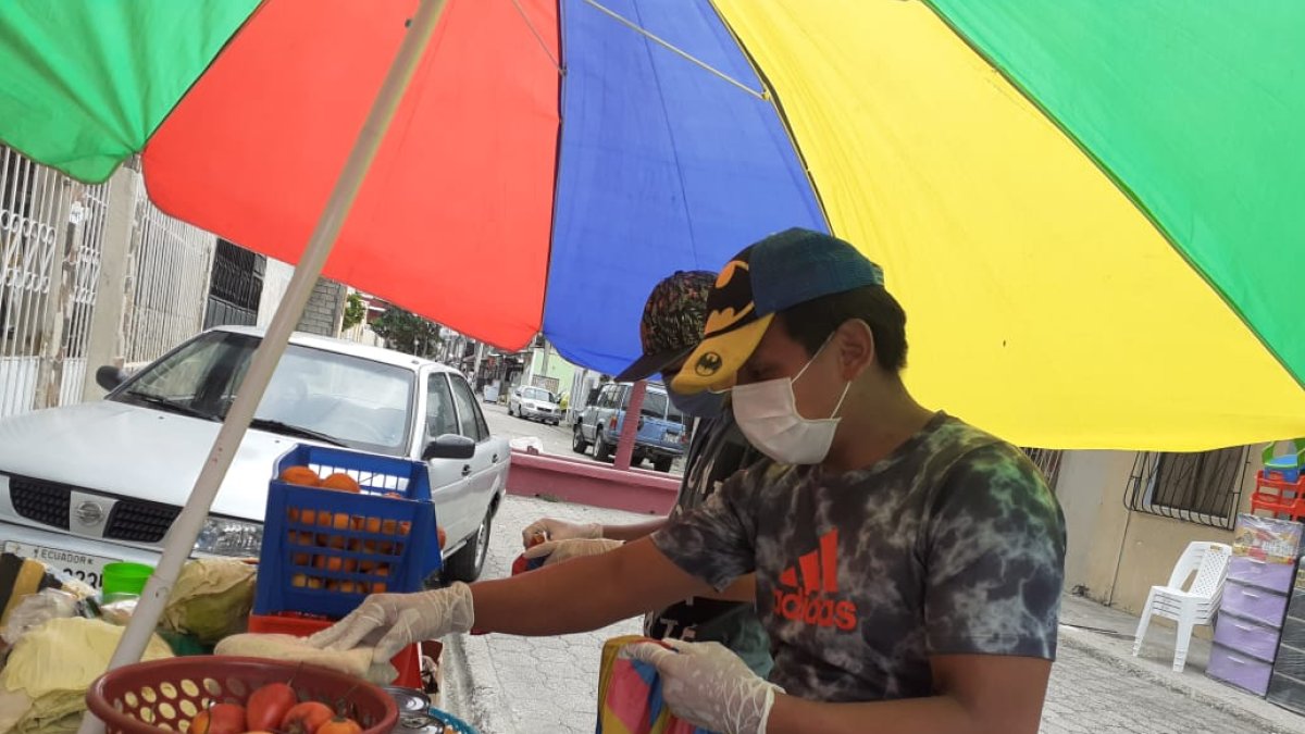 Kelvin Jaime Santos improvisó una mesa fuera de su casa para vender legumbres, después que la CTE le quitó el carro donde repartía víveres a domicilio.