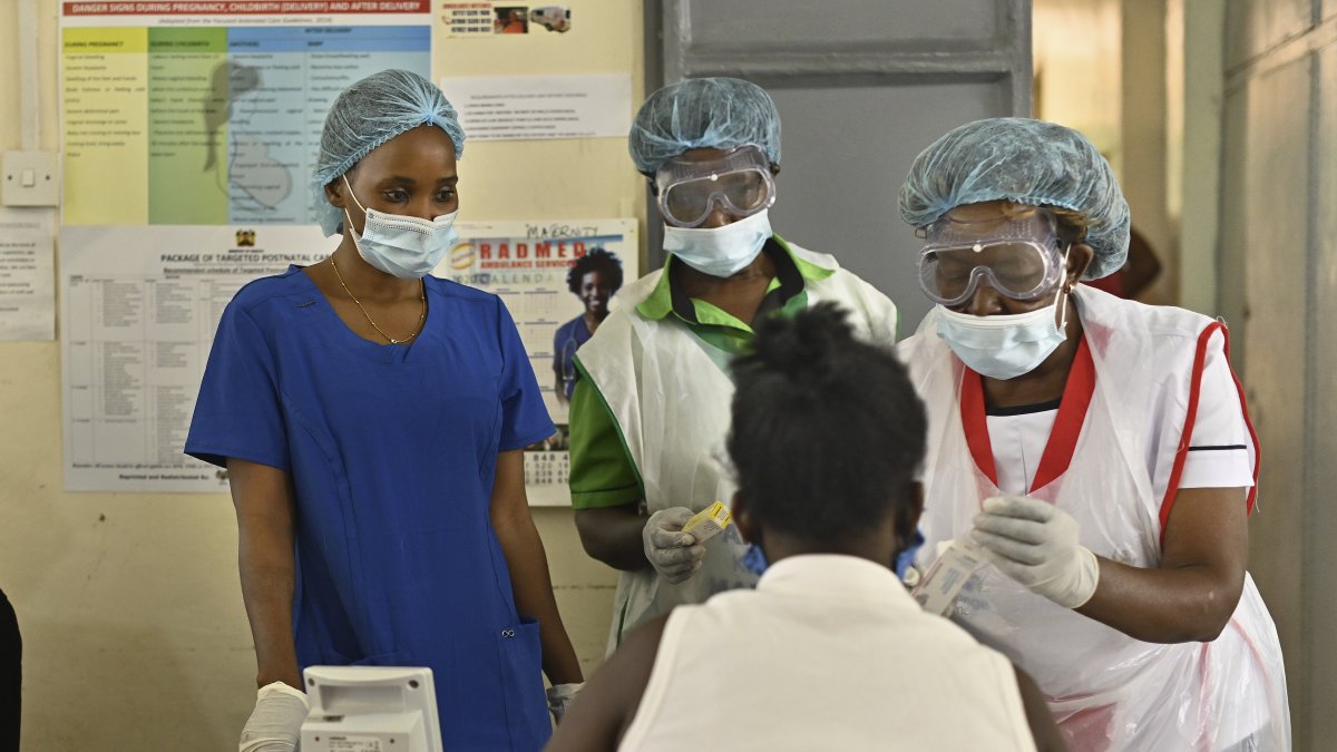 Un grupo de enfermeras atienden en  Nairobi, kenia,  a los pacientes que presentan síntomas moderados de COVID-19.