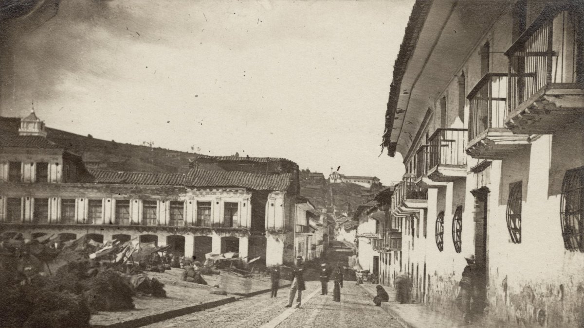 Galería.- Esta es la Plaza San Francisco  en 1870. Al fondo se puede ver el barrio San Juan.