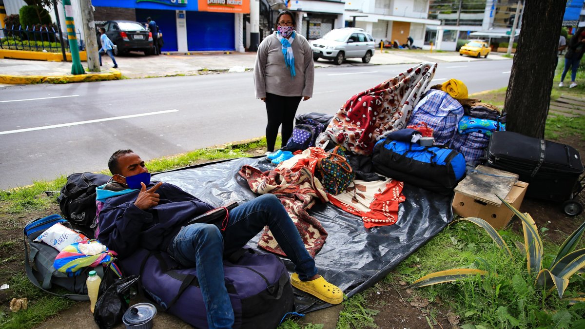 Un grupo venezolanos permanece a las afueras de la Embajada Venezolana en Quito para gestionar su inclusión en las listas de personas que serán incluidas en los vuelos humanitarios de retorno a Venezuela.
