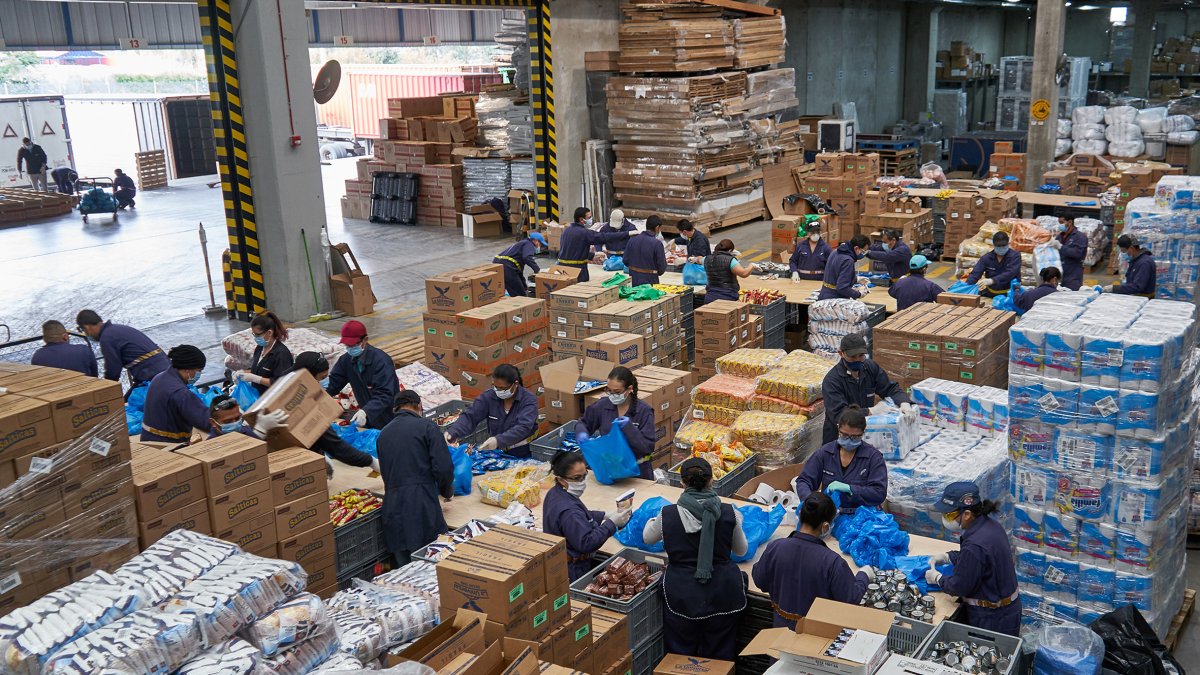 La Corporación Favorita demuestra el espacio y el personal que tiene para armar kits y hacerlos llegar a quienes más lo necesitan.