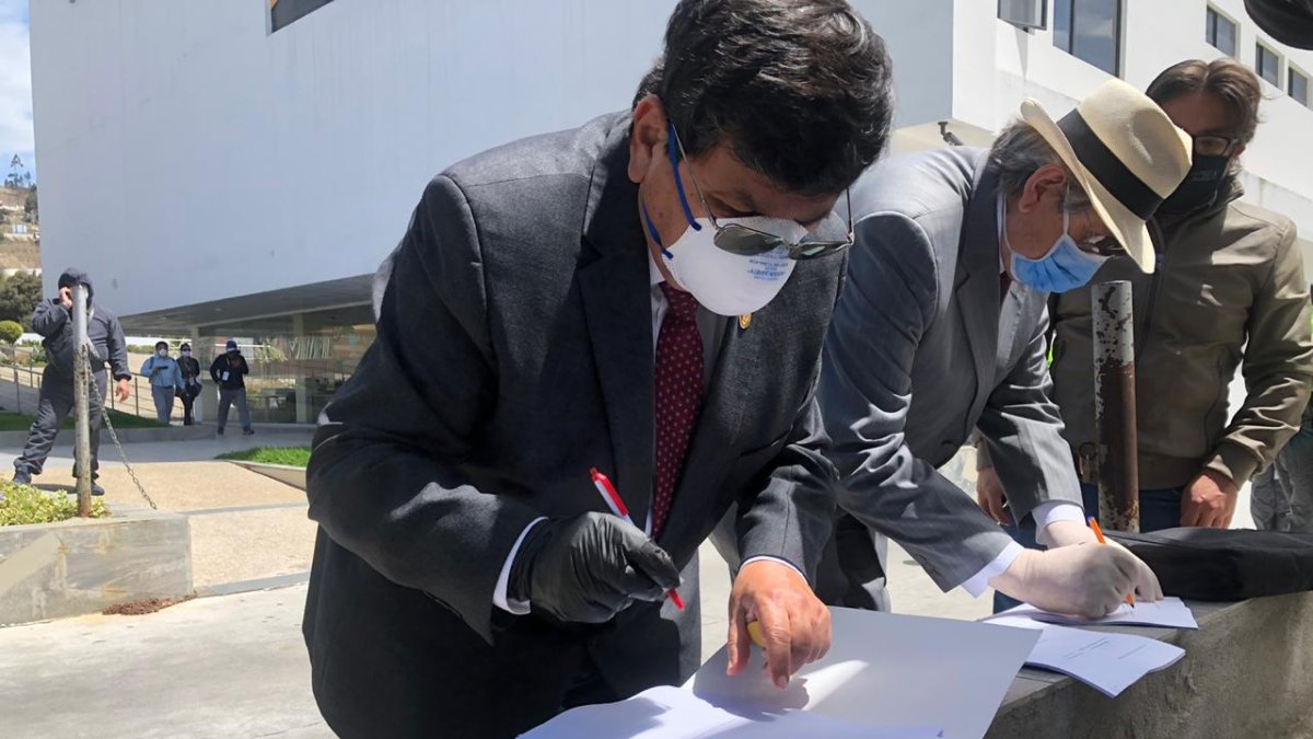 El rector de la Universidad de Ambato, Galo Naranjo, cuando acudió a entregar el pedido de medidas cautelares.