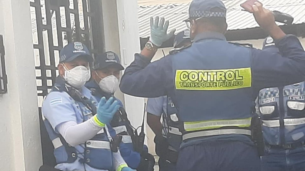 Agentes de tránsito que atendideron el caso. Foto tomada por la afectada.