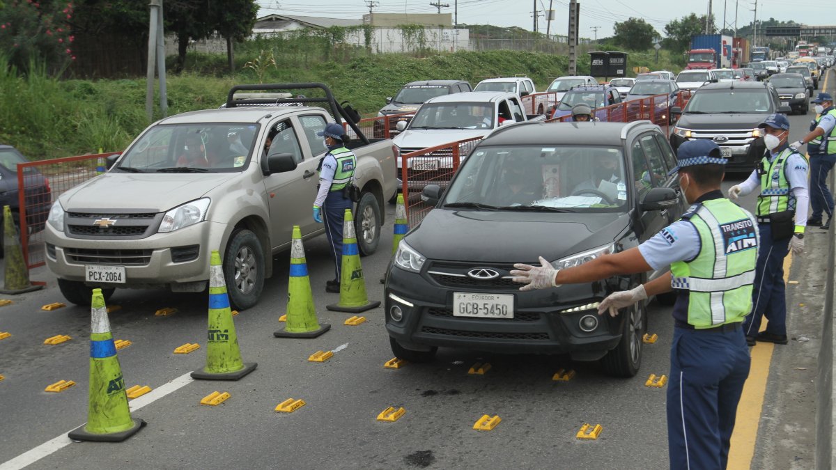 Un operativo de control de placas en uno de los ingresos de Guayaquil desde Daule.