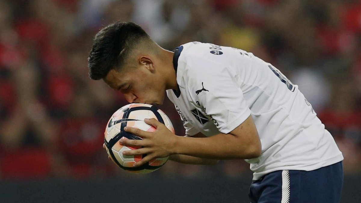 Besar la pelota, una de las prohibiciones en el nuevo reglamento de la Conmebol.