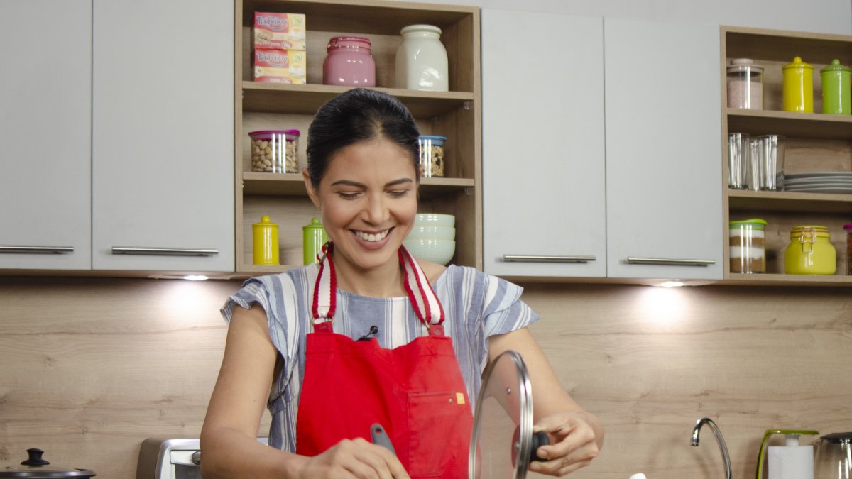 Licenciada en Hotelería y Restaurantes, opción cocina en el Liceo Hotelero y Turismo de Biarritz-Francia.