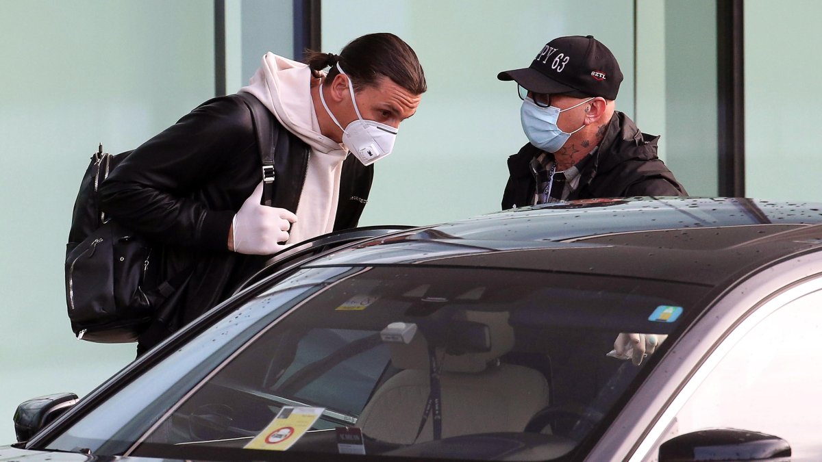 Esta vez Zlatan Ibrahimovic (i) estuvo conduciendo su lujoso vehículo al margen de la ley.