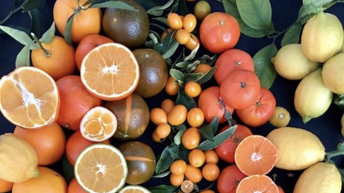 Los cítricos forman parte de algunos remedios caseros que ayudan a conseguir una piel radiante.