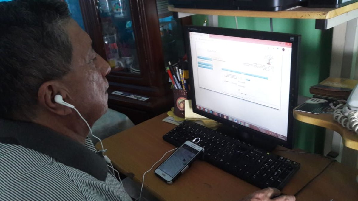 Por internet o por vía telefónica, los padres de familia pueden realizar el proceso de matriculación o traslado de planteles para sus hijos.