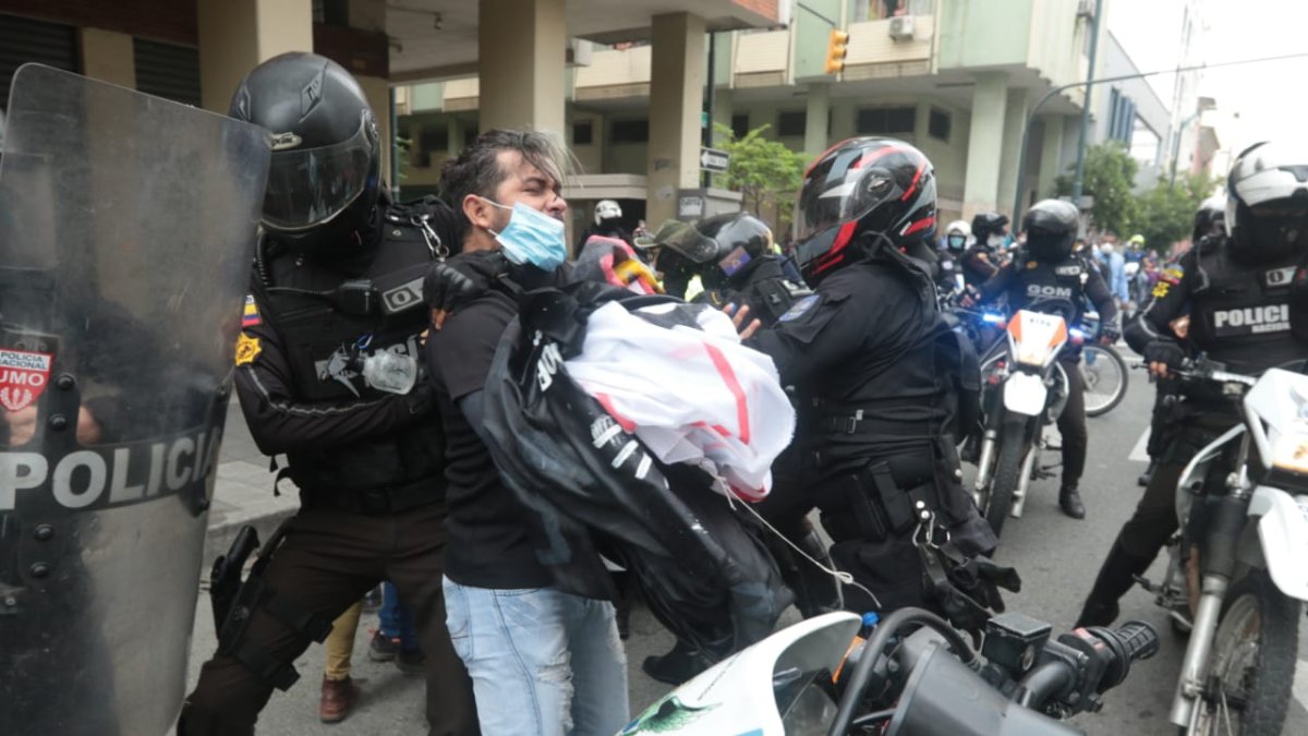 Un ciudadano es atacado por agentes de la Policía, en el marco de una protesta.