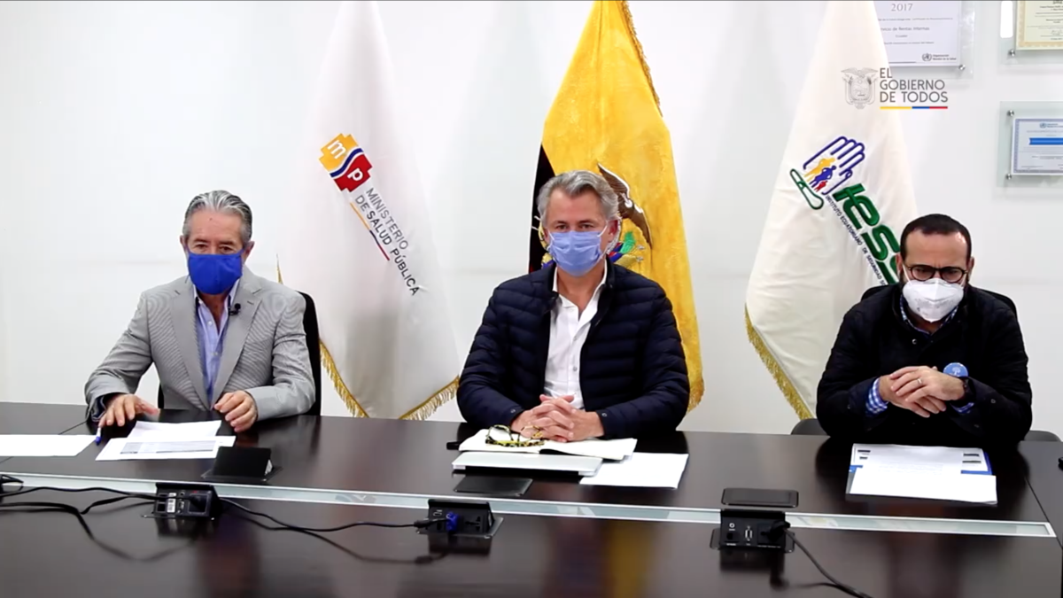 El ministro de Salud (i), Juan Carlos Zevallos, el presidente del COE de Pichincha, Agustín Albán, y el presidente del directorio del IESS, Jorge Wated, en la declaración virtual.