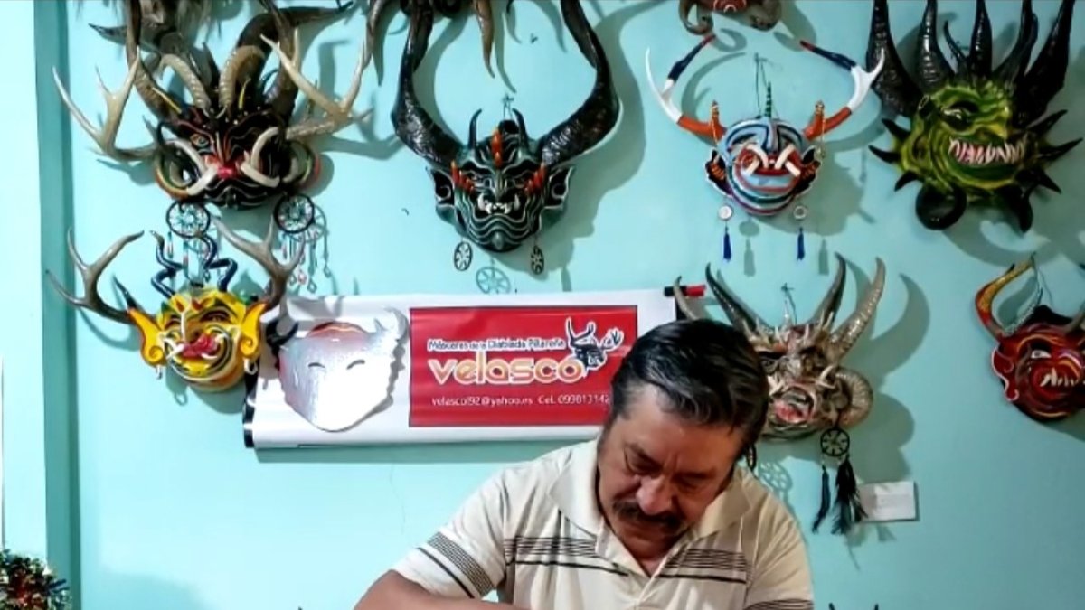 Diseños. Ángel Velasco forma los rasgos  con papel para luego pintar y dar los toques finales a las caretas