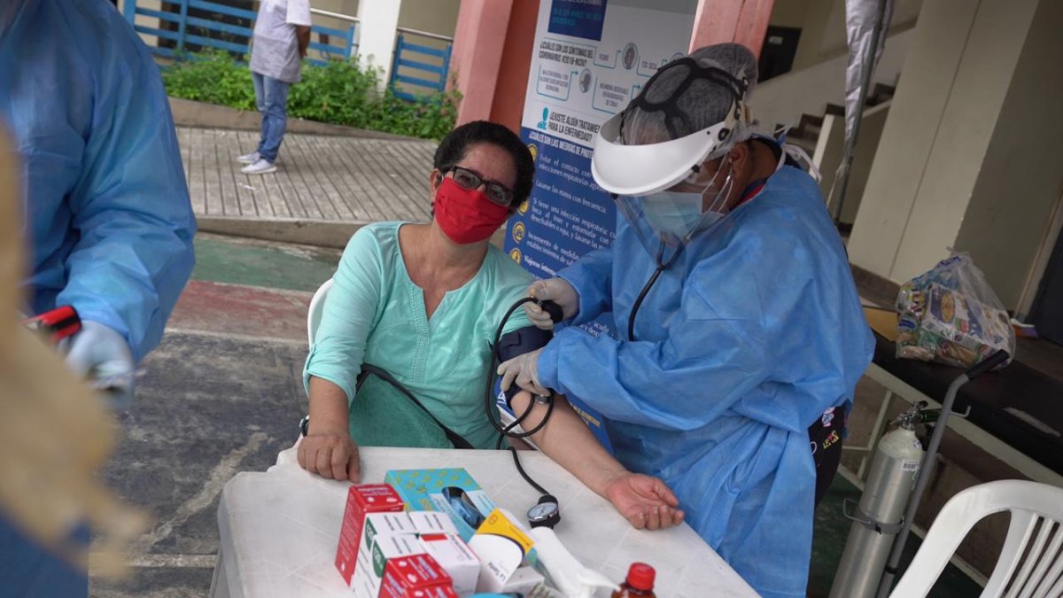Doctores del Municipio de Guayaquil y de la Gobernación han atendido a la ciudadanía por los síntomas de COVID-19 y otras enfermedades.