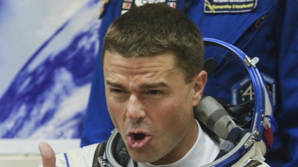 El ingeniero de vuelo estadounidense y astronauta de la NASA, Gregory R. Wiseman, antes de entrar a la nave rusa Soyuz.