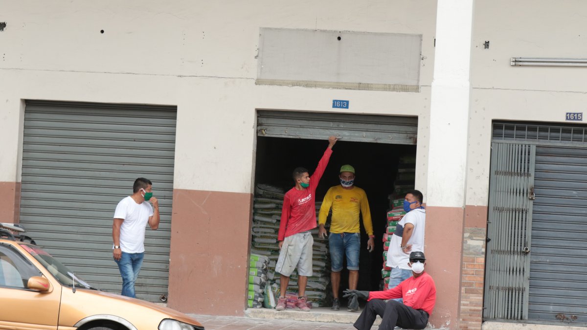 Situación. Así es como los negocios de Guayaquil atienden desde hace días, a media puerta.