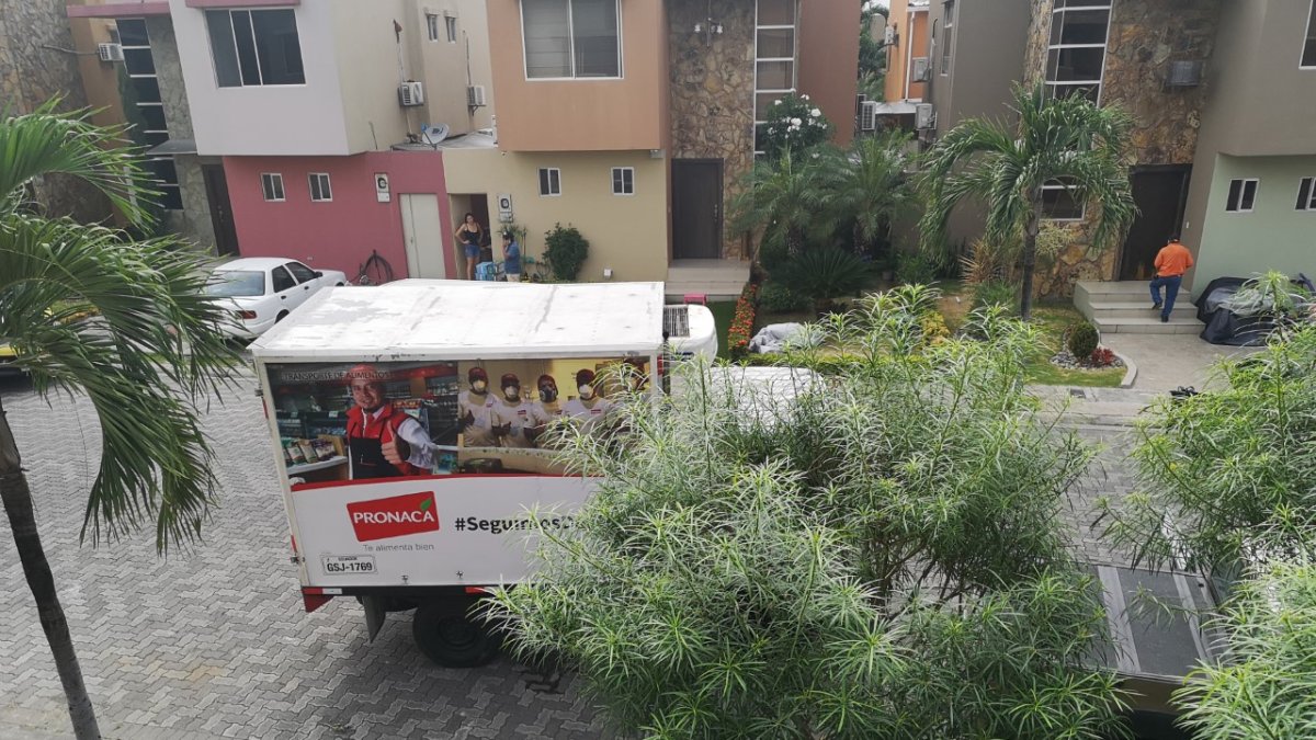 Carnes, embutidos y otros productos de Pronaca y otras marcas se venden puerta a puerta.