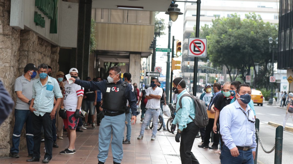 Situación. En Guayaquil todavía son comunes las aglomeraciones en los espacios públicos.