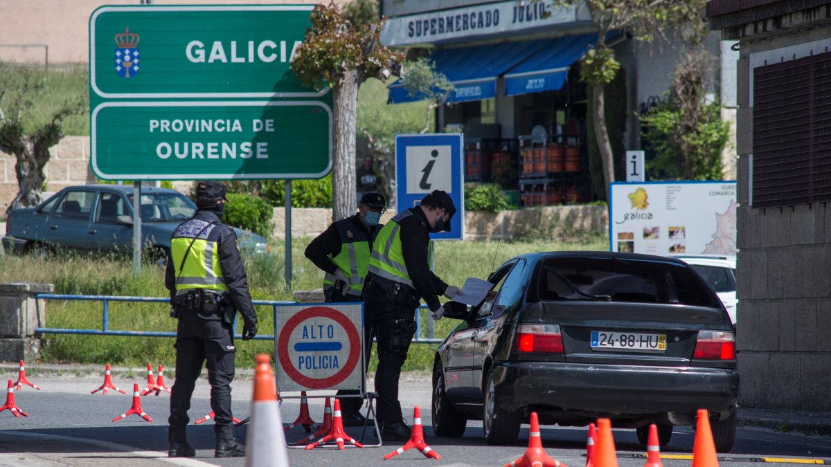 Agentes de la Guardia Civil y de la Policía de España cierran la frontera en la localidad francesa de Lapurdi