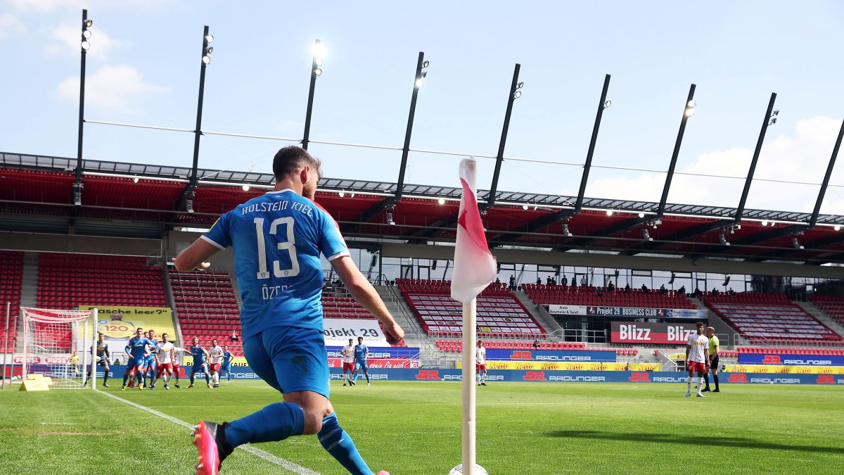 El partido entre el SSV Jahn Regensburg y el Holstein Kiel de la segunda división fue uno de los que reanudó el fútbol.