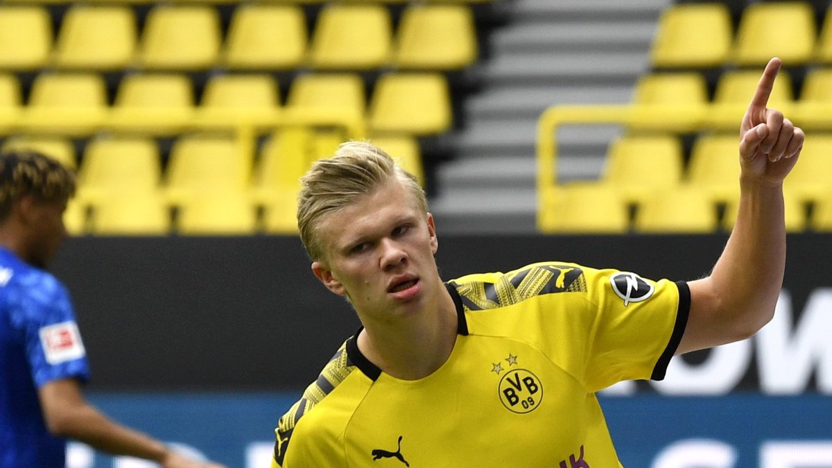 Erling Haaland, delantero del Borussia Dortmund, celebrar luego de abrir el marcador