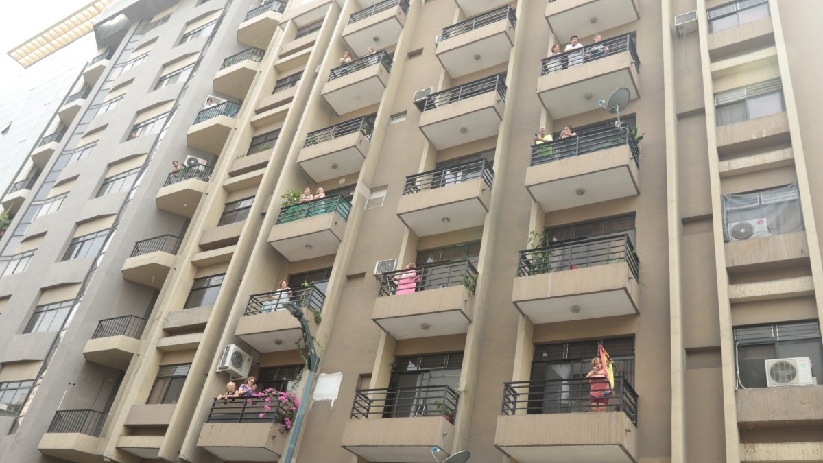 Jornada. Los residentes de los edificios salen a los balcones para distraerse. Expertos aseguran que en el centro hay edificios que son utilizados como bodegas.