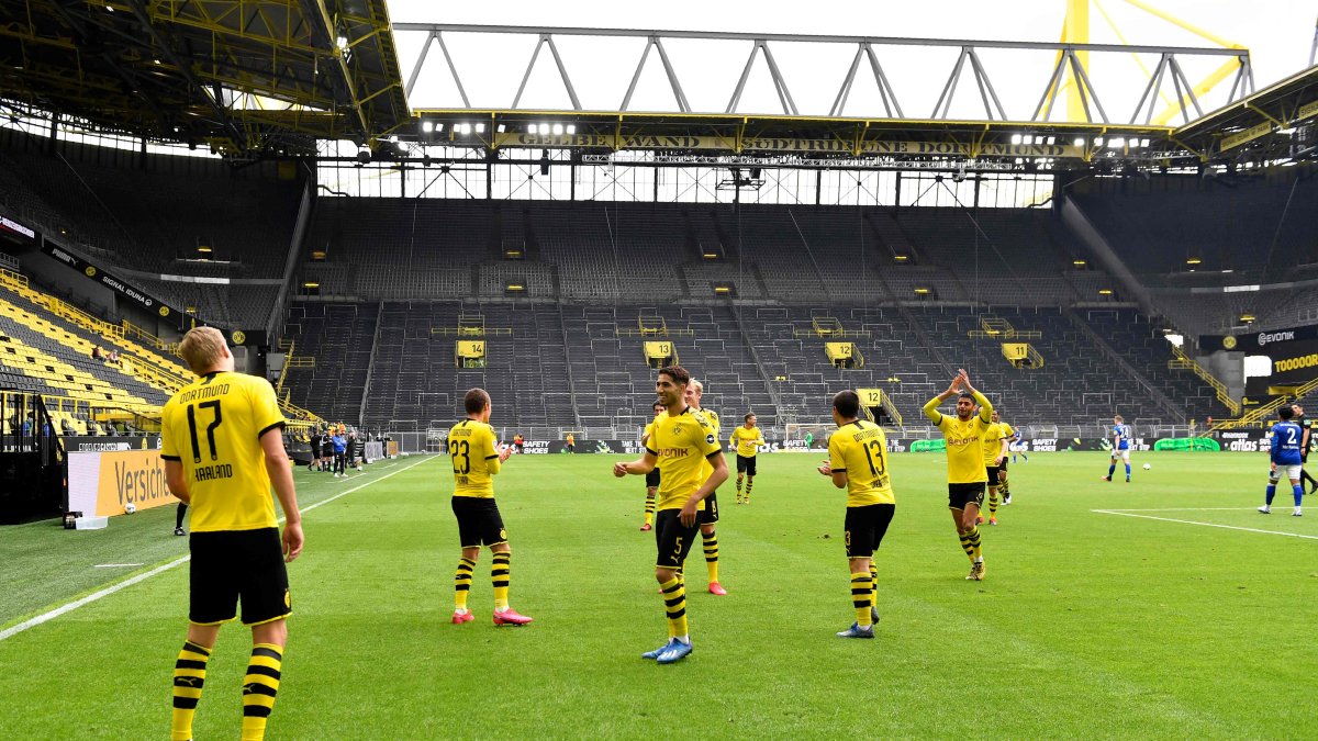 Haaland (i) festeja tras abrir el marcador para el Dortmund, el que además fue el primer tanto en la reanudación de la Bundesliga. La celebración fue de forma distante, respetando las normativas.