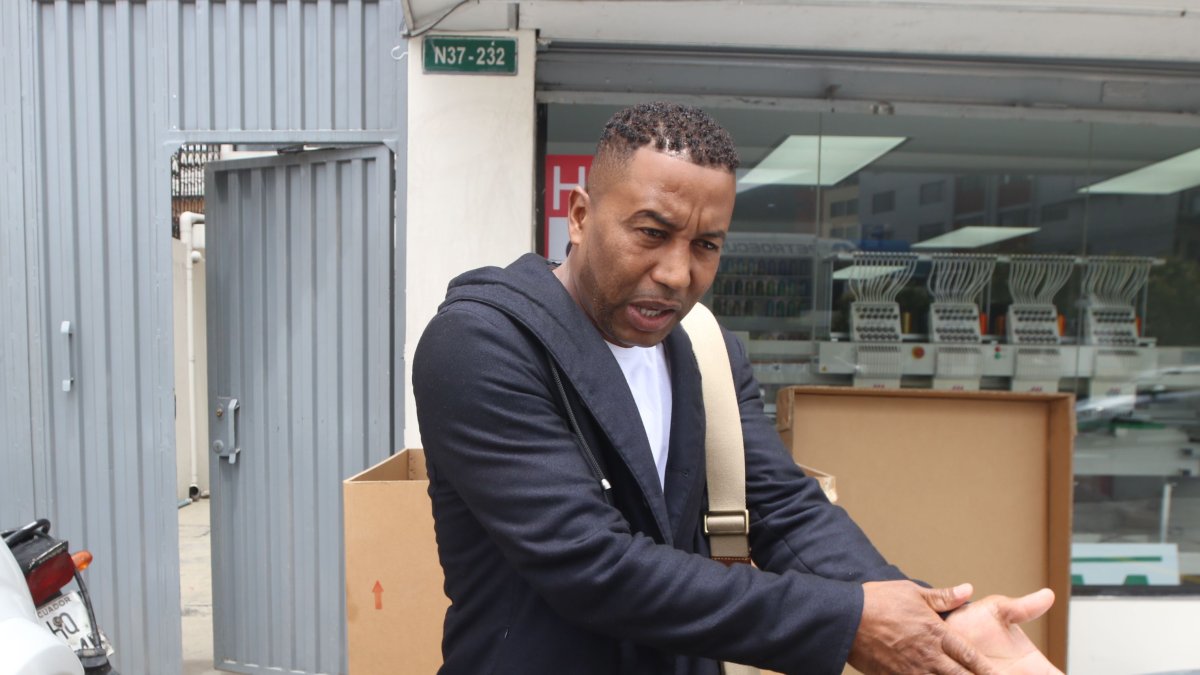 Ulises De la Cruz muestra su rechazo al actual manejo de la Federación Ecuatoriana de Fútbol.