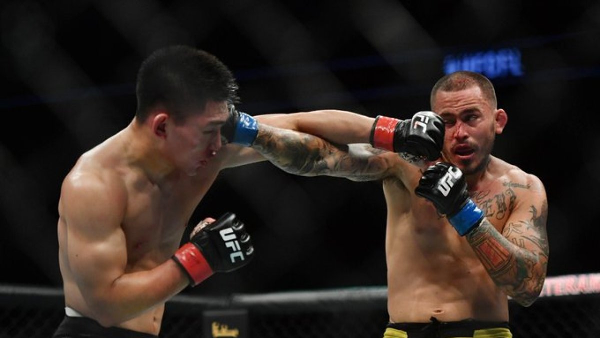 Chito Vera (d) durante el combate ante el chino Yadong Song en el UFC Florida.