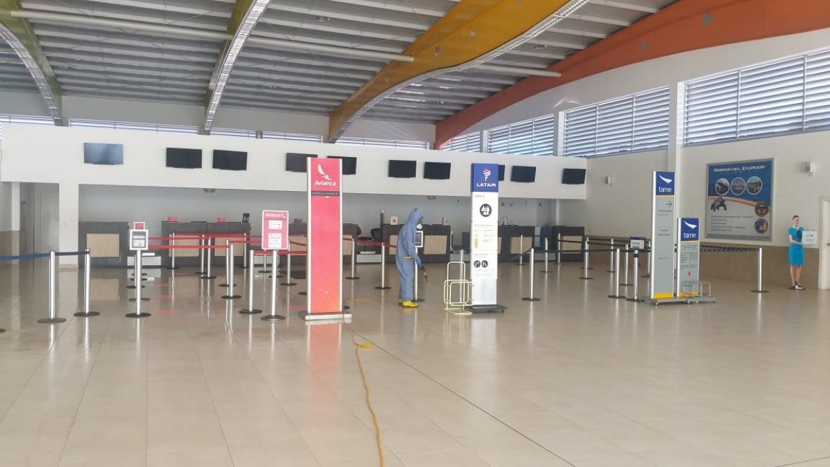 Otros controles. Antes de recibir vuelos nacionales o externos, los aeropuertos se obligan a fumigar instalaciones.