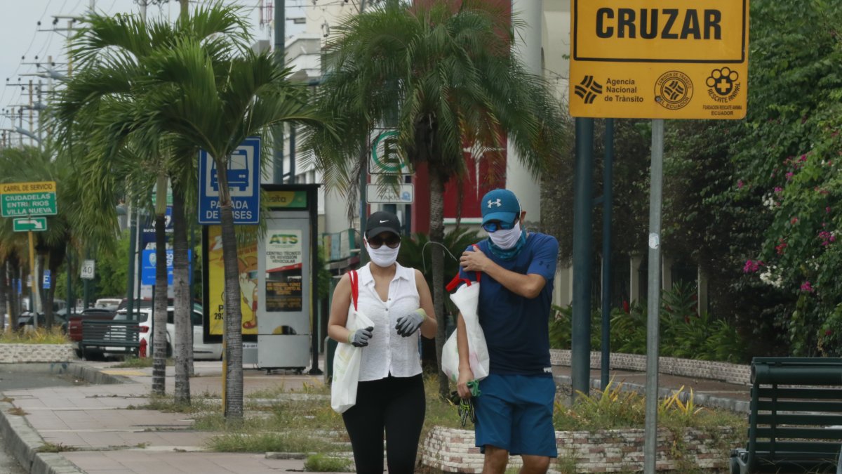 Ciudadanos cumplen con las medidas de protección como el uso de mascarillas al salir de sus casas.