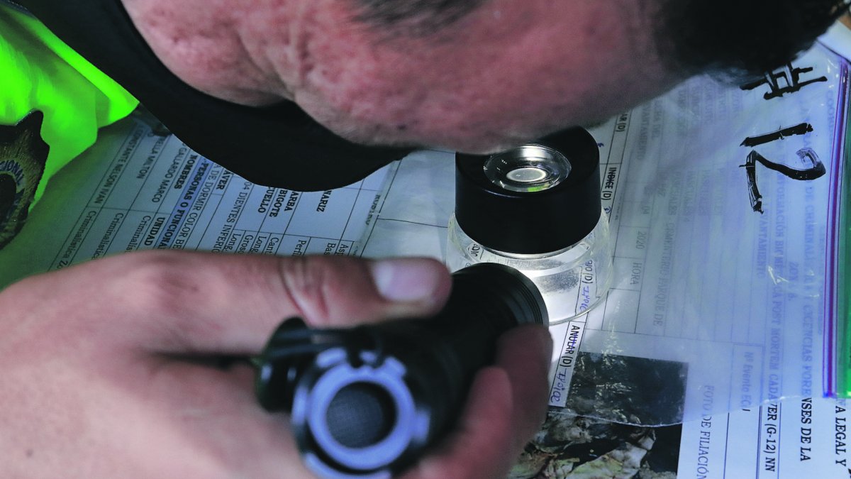 Proceso. La revisión de las muestras dactilares se hace huella por huella en Criminalística.