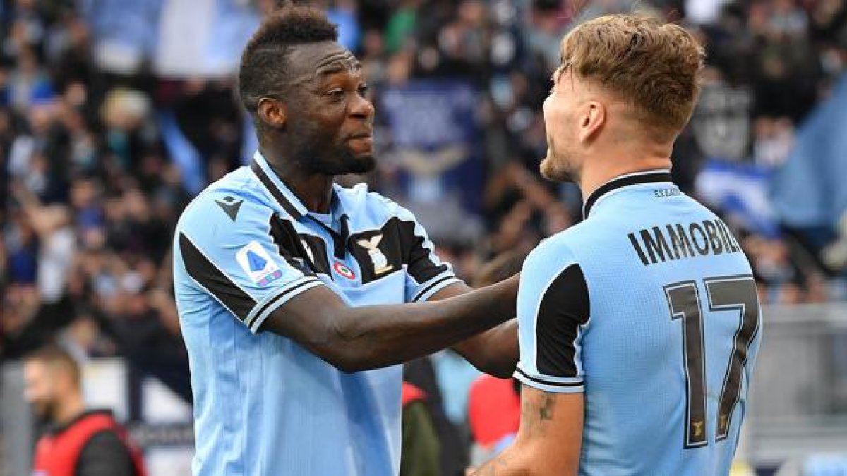 Felipe Caicedo (i), delantero ecuatoriano del Lazio, todavía no puede entrenar junto a sus compañeros por seguridad.