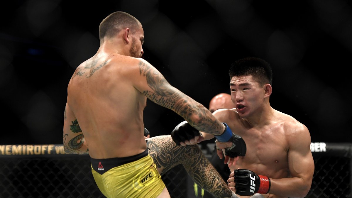 Song Yadong (d) fue superado en el octágono por Chito Vera, sin embargo, el chino fue declarado ganador por decisión unánime.