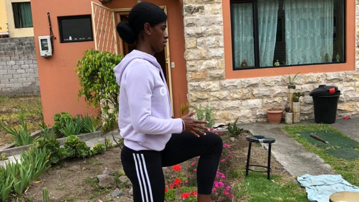 La velocista Anahí Suárez durante una jornada de entrenamiento en casa.