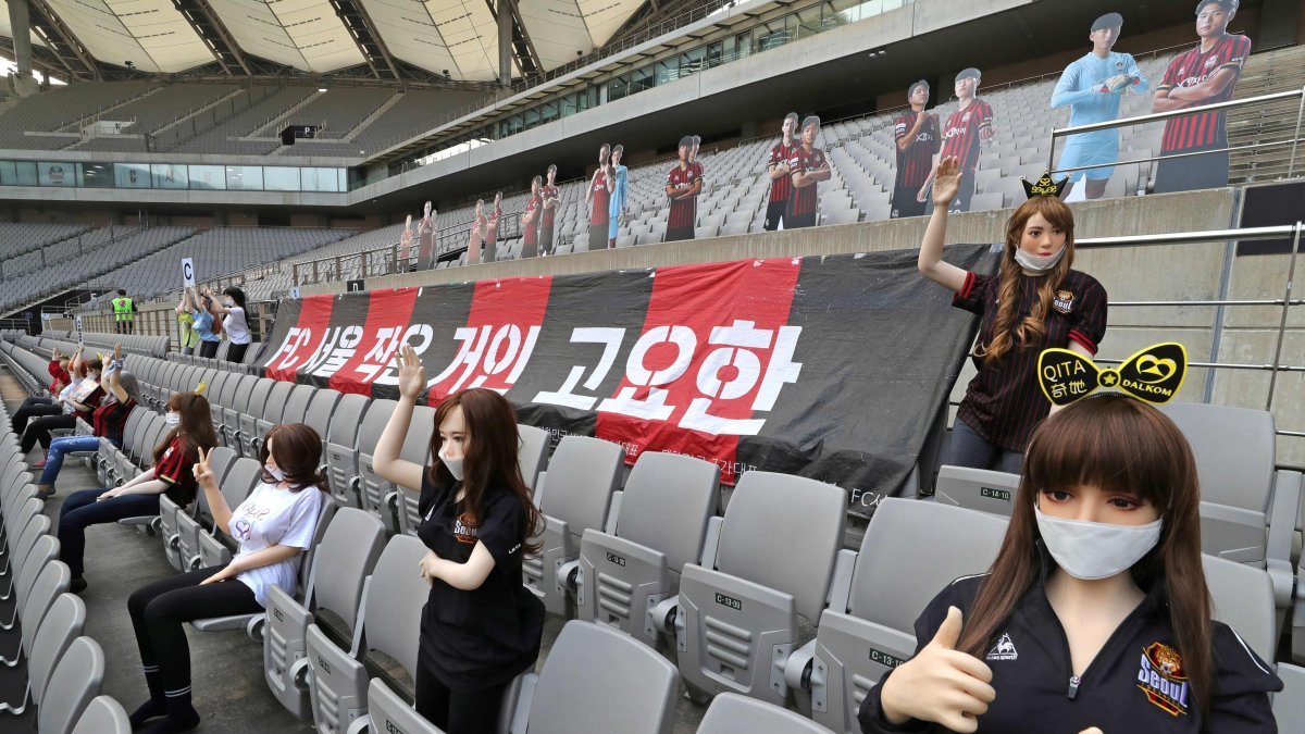 Los maniquíes simulando la presencia de mujeres como afición fueron colocadas en un estadio de Corea del Sur.