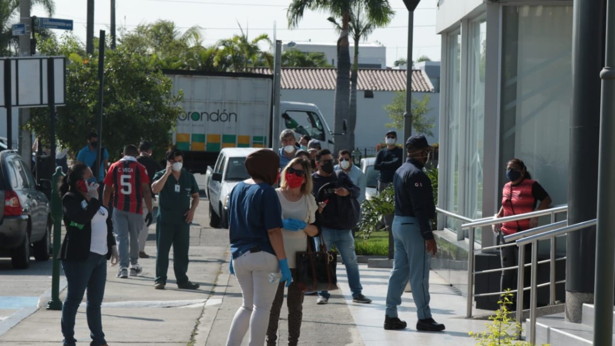Columnas de personas para entrar a los diferentes centros comerciales.