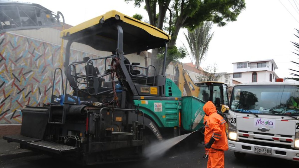 Desde hoy se retomaron los trabajos de repavimentación en las váis de Quito