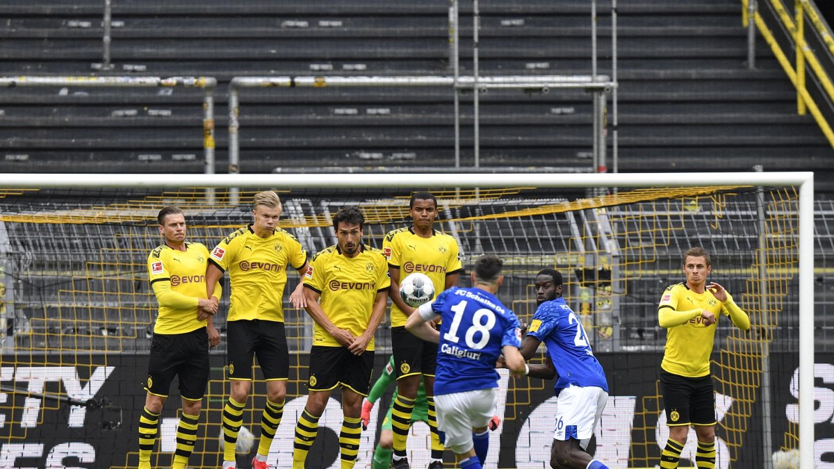 En acciones como un tiro libre (foto) o un tiro de esquina los jugadores no pueden respetar la distancia recomendada por las autoridades.