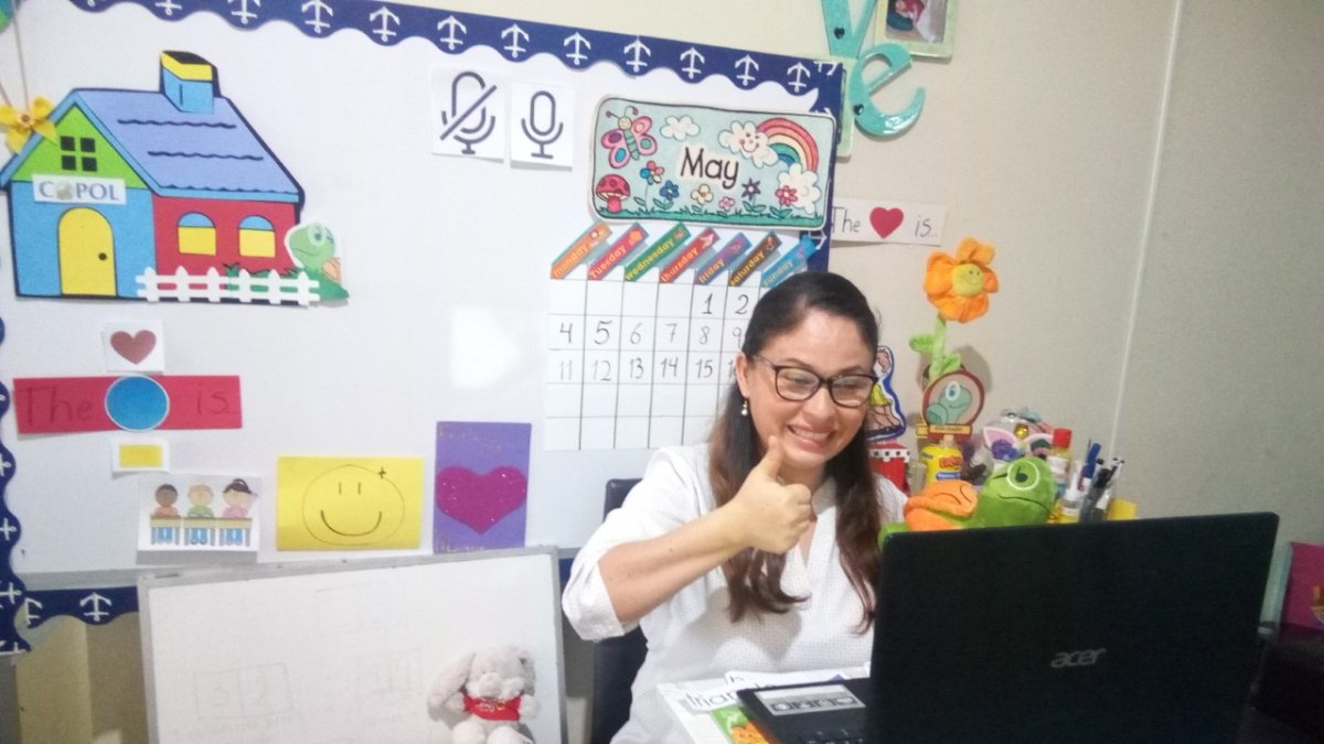 Flor María Torres, profesora del Colegio Politécnico, ha improvisado un aula de clases virtual en el dormitorio de su casa.