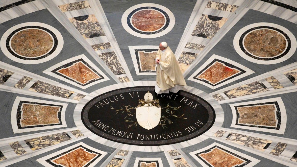 Vatican CEl papa Francisco dirige una misa en San Pedro después de la reapertura de la iglesia debido a la emergencia del coronavirus.