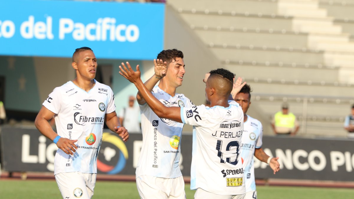 El jugador Michael Hoyos celebra junto a sus compañero de Guayaquil City.