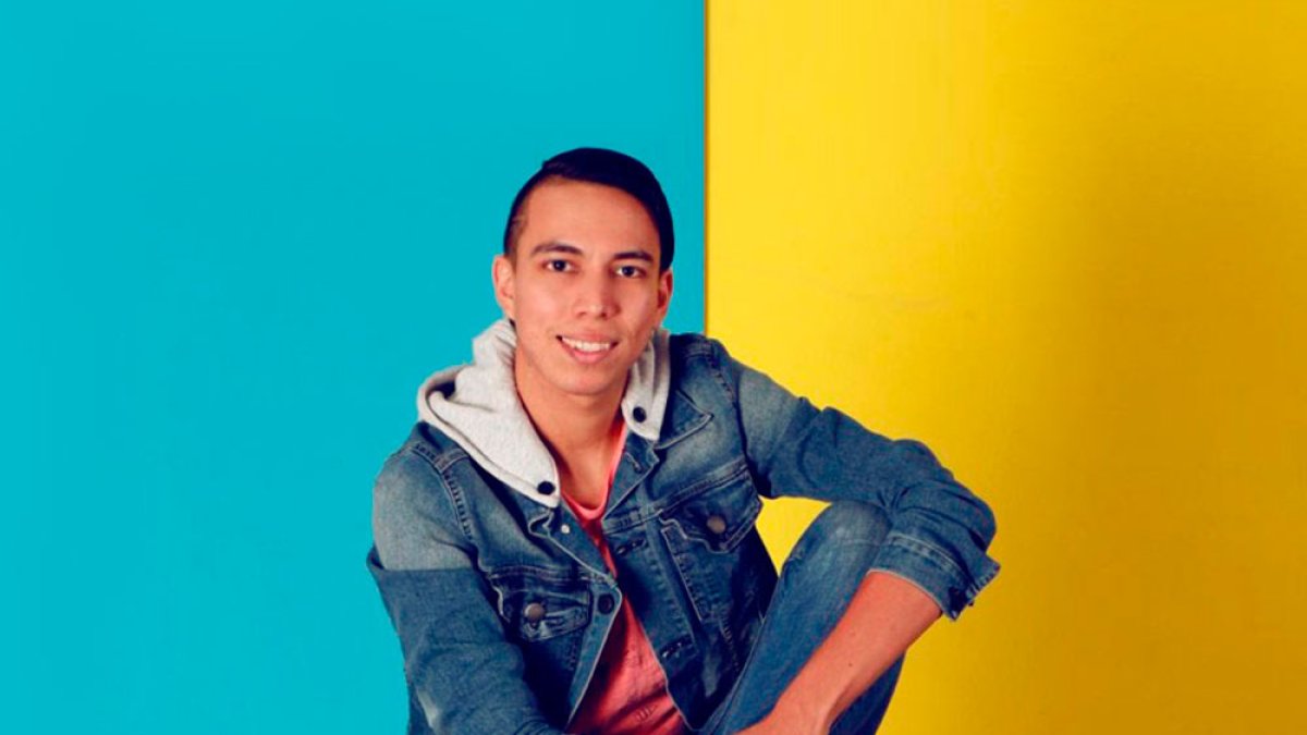 Álex Vizuete iene 26 años. Su personaje en Cuatro Cuartos lo convirtió en uno de los actores más mediáticos de la televisión nacional.