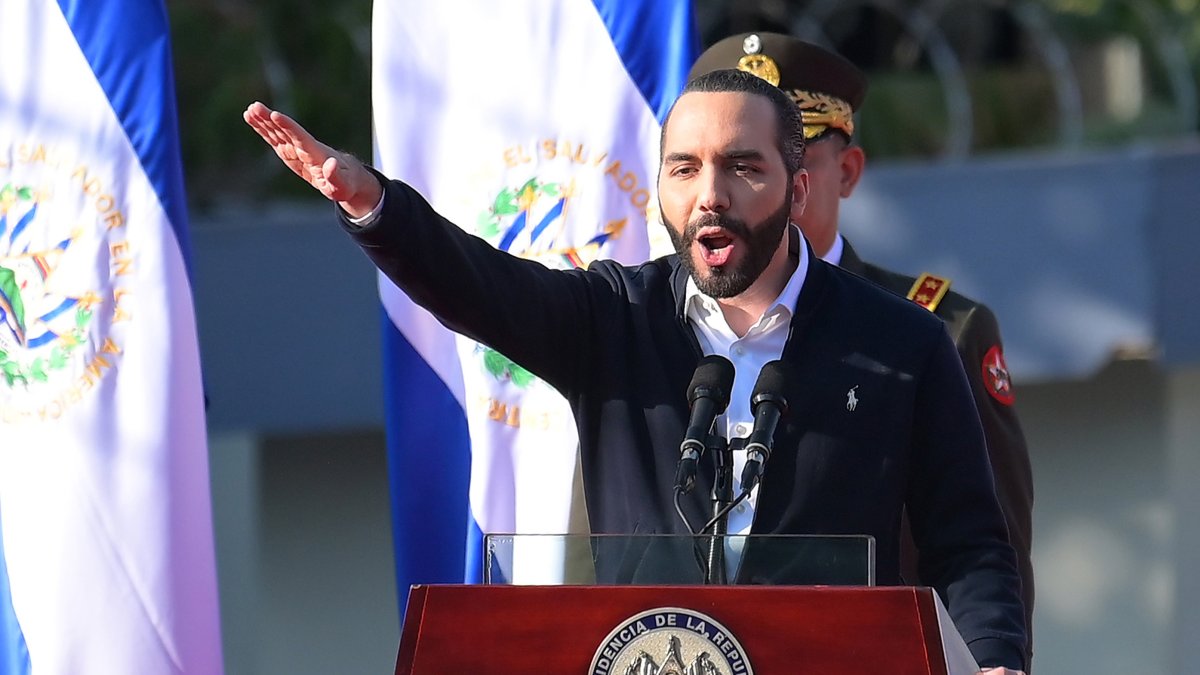 El presidente salvadoreño, Nayib Bukele, hace un gesto mientras habla con sus partidarios durante una protesta frente a la Asamblea Legislativa, en febrero pasado.