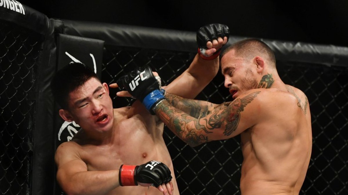 Chito Vera (d) durante el combate con el chino Yadong Song (i) en el UFC Florida.