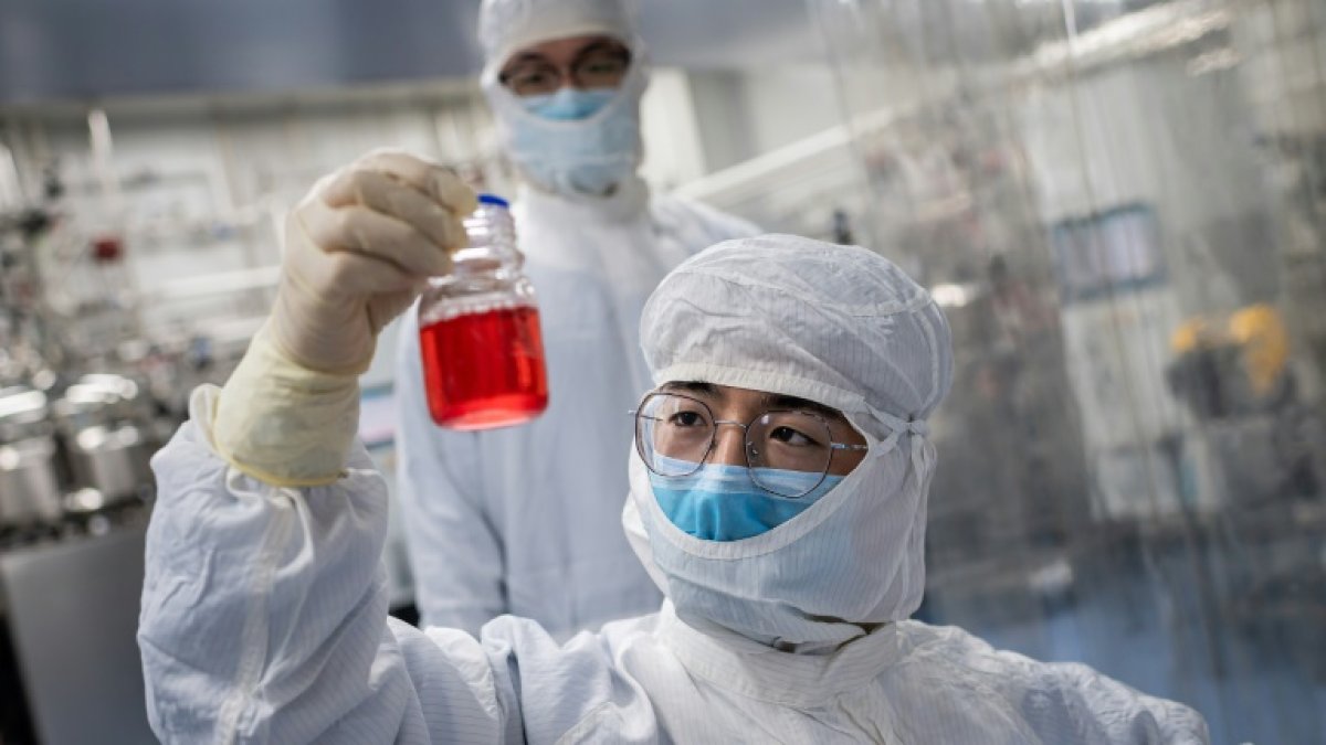 El viernes se aseguró desde China que cinco vacunas están en fase de experimentación en el hombre.