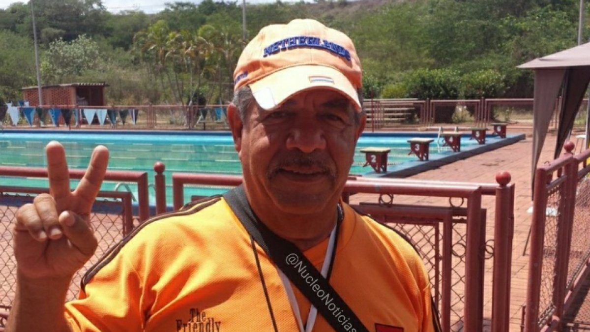 Héctor Mendoza, profesor de natación, es señalado de abusar de varias de sus alumnas.